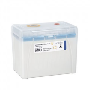 A sterile SafetySpace Filter Tip Single Tray Rack, low retention 1000 μL tips, blue, with transparent hinged lid; holds 960 tips (10x96), for use with pipettes.