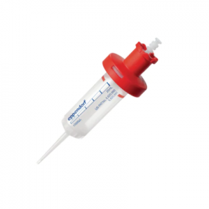 The Eppendorf Combitips Advanced, 25mL, Standard (red), pack of 100 tips, features a clear body with measurement markings and a tapered nozzle—ideal for use with pipette tips or other Eppendorf Combitips Advanced devices.