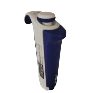 A Fisherbrand Elite Handle Single & Multichannel micropipette (10-100μL, Thermo Scientific) with a white and blue body is shown standing upright against a white background.