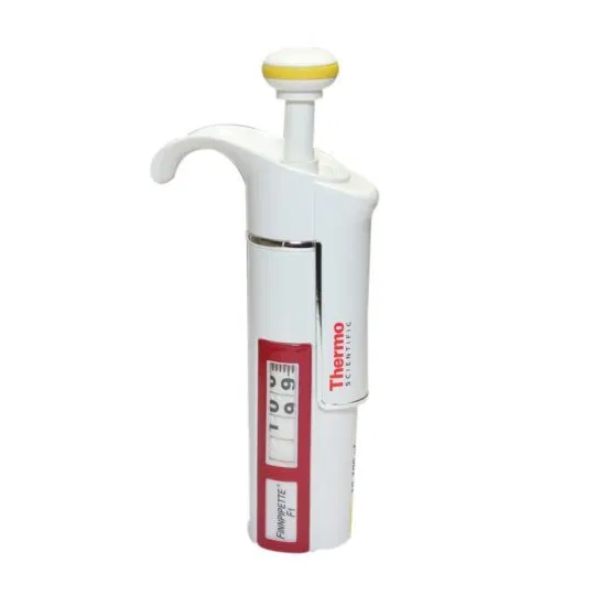 2212010 A Finnpipette F1 Handle, 10-100μL (Thermo Scientific), featuring a white body, yellow-tipped plunger, and digital volume display, stands upright on a white background.