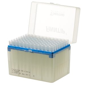 A rack of Thermo Scientific Finntip Filter 1000 sterile, filtered pipette tips (100-1000 µL, blue), 10 x 96 (960 tips), each with a hinged lid, labeled with lot number and expiration date.
