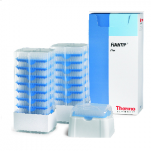 Boxes and racks of blue Thermo Scientific Finntip Flex 1000 Refill Starter Kit pipette tips (50-1000μL, 17 x 96, 1632 tips) are displayed next to a product box.