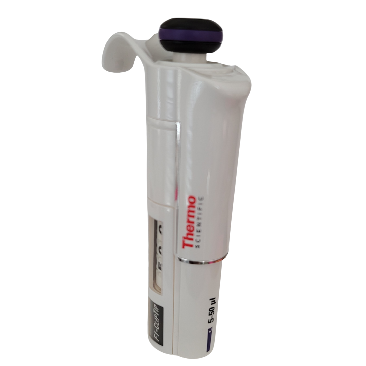 TS 2214020 The Finnpipette F1 Clip Tip Handle, 50μL (Thermo Scientific), is a white micropipette with a black and purple plunger, volume markings, model details, and an ergonomic handle for comfortable use.