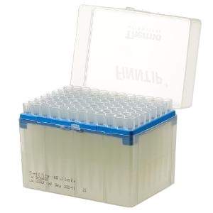 A blue plastic rack of Thermo Scientific Finntip Filter 1000 Ext pipette tips (100-1000μL, extended length, sterile), 5x96/rack, with a hinged clear lid shown partly open.