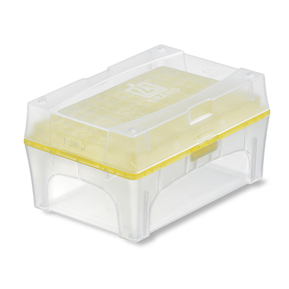 BT 732992 The BrandTech TipBox with Tip Tray is shown closed and rectangular on a white background. This empty, blue, stackable PP box holds 1000μL pipette tips and is ideal for organized laboratory storage.