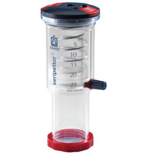 A BrandTech seripettor Pump Assembly, 2mL, is a clear plastic bottle top dispenser with a red cap and blue dispensing spout, graduated to 25 mL and compatible with dispensing volumes from 2 mL to 25 mL.