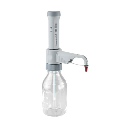 BT 4600220 A Dispensette S Bottletop Dispenser, Fixed Volume 2mL (BrandTech), with a standard valve, is mounted on a clear 500ml glass bottle.