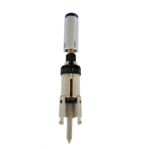 A close-up of the Eppendorf Reference 2 Stroke System, 1000 μL, featuring measurement markings, a blue cap, and a plastic needle cover on a white background.