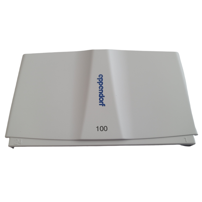 EP 3122826003 The white Eppendorf Research Plus Xplorer Plus Cover / Front is designed for multichannel workflows, fitting a 24-channel, 100μL setup—ideal for organizing and protecting samples during pipetting tasks.
