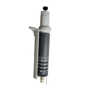 The Acura 825 Counter Assembly, 1000μL (Socorex), with volume adjustment dial, plunger, and disposable tip, is shown on a white background; ideal for precision tasks requiring an Acura counter.