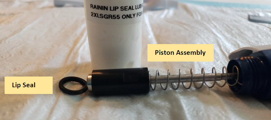 E4 XLS piston assembly and lip seal